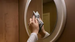 Proč byste neměli mýt zrcadla čističem na okna: častá chyba, kvůli které zůstávají šmouhy