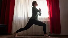 7 rychlých cvičení ve stoje pro lidi po 45, která jsou účinnější než hodinový trénink