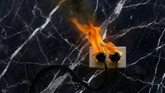 Jiskra při zasunutí vidlice: kdy je to normální a kdy volat elektrikáře