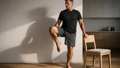 Jednoduchý cvik na lepší rovnováhu po 50: vnější rotace kyčle ve stoje