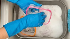 Jak vyčistit plastové nádoby, aby vypadaly jako nové: Co přidat do vody na mytí