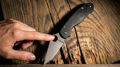 Proč mají některé nože v čepeli otvor a k čemu ve skutečnosti slouží?