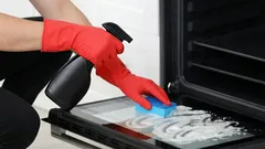 Už nemusíte troubu mýt octem: Na starou mastnotu a špínu pomůže účinnější prostředek